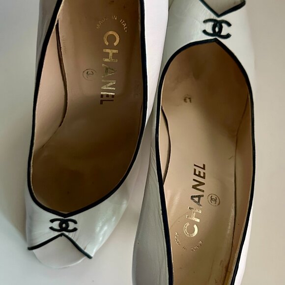 SOLD - Chanel White and Black lining Shoes US Size 8 (38) - Picture 5 of 9